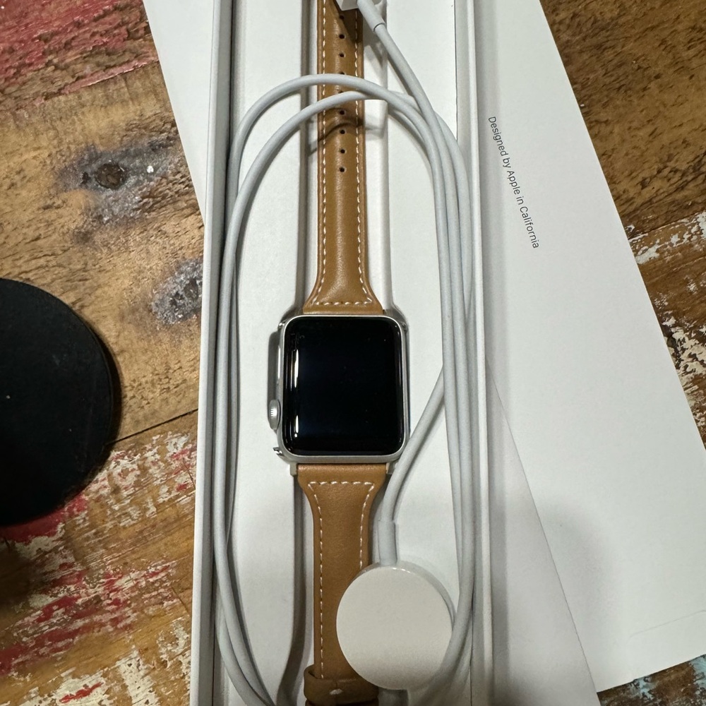 Apple smart watch . Series 3. Worn once & lost charge . Not able to get it on .